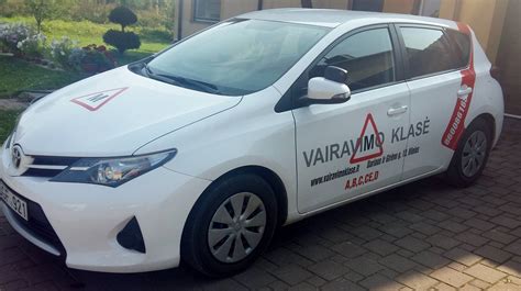 Naujas mokomasis automobilis vairavimo mokykloje