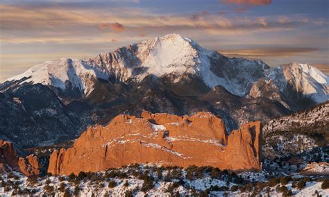 Pikes Peak trasos vaizdas: vingiuota kalnų trasa su akmenuotais šlaitais