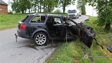 Teminė nuotrauka: avariją patyręs automobilis, pabrėžiant kėbulo pažeidimus