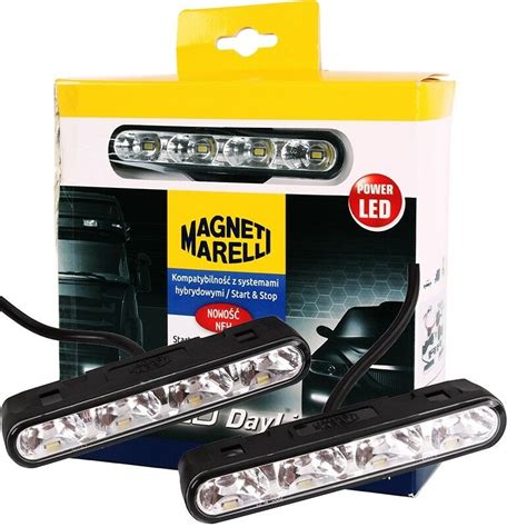 automobilis su įjungtais DRL LED dienos žibintais dienos metu