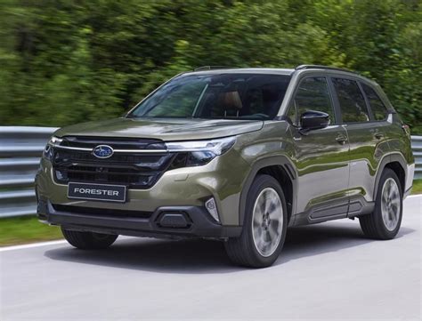 Tematinė nuotrauka su Subaru Forester ir variklio detalių vizualizacija