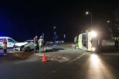 iliustracija, vaizduojanti sapnuotoją, bandantį suprasti naktinį košmarą, susijusį su automobilio avarija