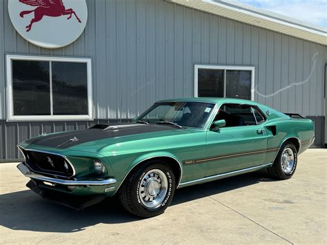 nuotrauka: Ford Mustang Mach 1 su 1969 m. būdingais bruožais, tokiais kaip oro paėmimo anga ir juodas variklio dangtis