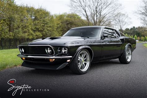 nuotrauka: Spalvingas Ford Mustang su 1969 m. dizaino elementais