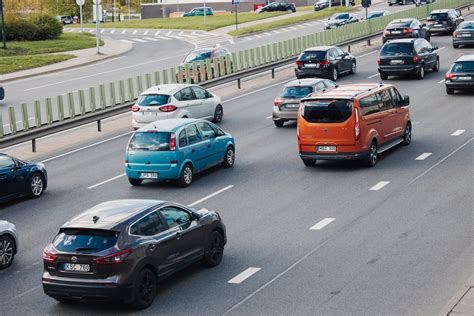 Infografika: Automobilių nuomos sąlygos jaunesniems vairuotojams