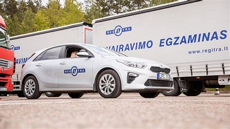 Egzaminuotojas vertinantis vairavimo egzaminą