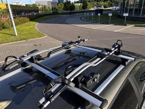 Pavyzdys, kaip dviračiai tvirtinami prie automobilio stogo