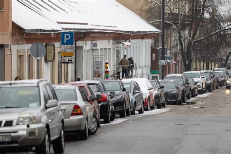 Teminis nuotrauka, vaizduojanti automobilių stovėjimo kontrolierių darbe