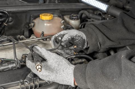 Automechanikas atlieka pakaitinimo žvakių diagnostiką