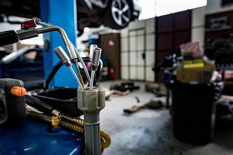 automobilių serviso interjero vaizdas su įranga
