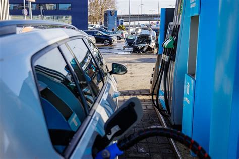 Teminė nuotrauka: žmogus jungia priekabą prie automobilio degalinėje