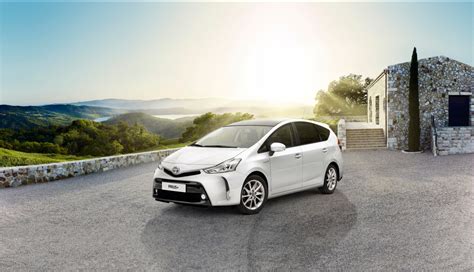 Toyota Prius+ interjero nuotrauka su septyniomis sėdimomis vietomis