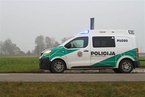 Policijos ir gelbėtojų automobiliai eismo įvykio vietoje Kauno centre