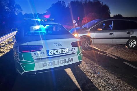 Policijos pareigūnai tiria avarijos aplinkybes Karaliaus Mindaugo prospekte naktį