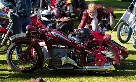 nuotrauka iš istorinių motociklų sąskrydžio, kurioje matomi atrestauruoti motociklai su priekabomis