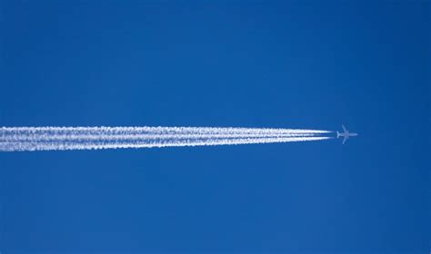Tematinis foto: lėktuvas skrendantis virš debesų