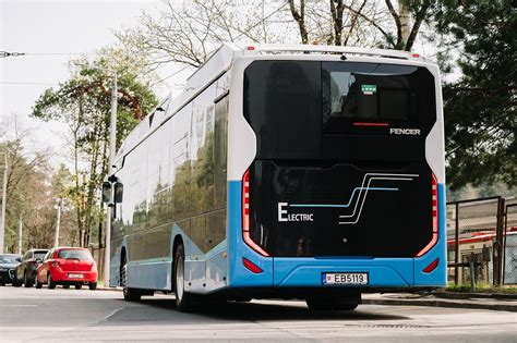 Tematinis foto: modernus elektrinis autobusas miesto gatvėje