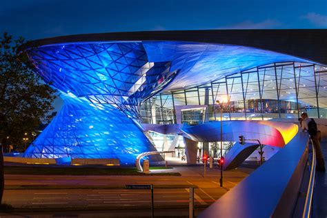 BMW Welt centro interjeras su automobiliais