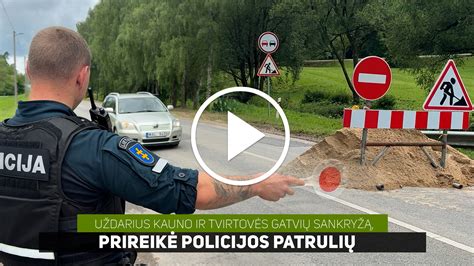 nuotrauka iš Barselonos senamiesčio su policijos patruliu