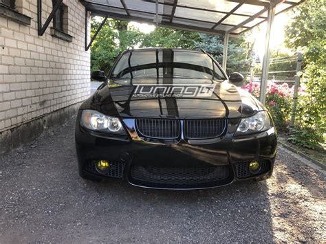Teminė nuotrauka su tamsintais automobilio žibintais