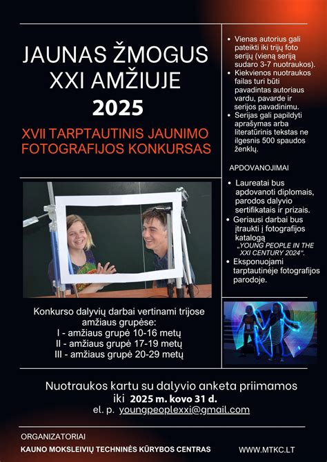 Jaunas žmogus, išbandantis pagirių imitacijos kostiumą