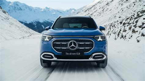 Tematinė nuotrauka: Mercedes-Benz GLA ir GLB modeliai, išdėstyti miesto aplinkoje