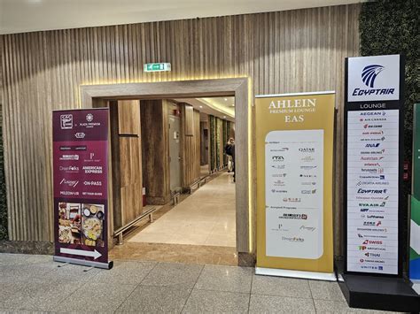 erdvus verslo klasės salonas su moderniu dizainu ir patogiomis sėdynėmis