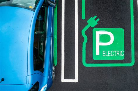 Infografika: Valstybės paramos elektromobiliams dydžiai fiziniams ir juridiniams asmenims