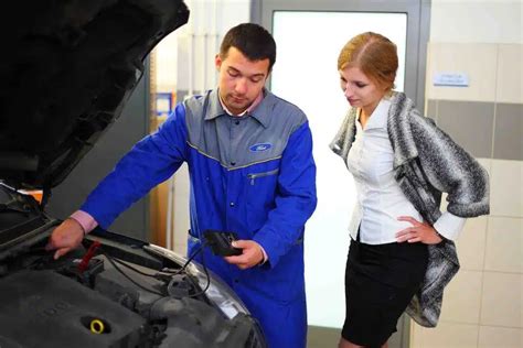 Serviso darbuotojas reguliuojantis automobilio žibintus