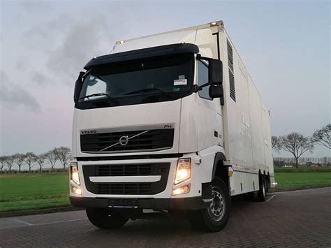 Volvo FH 13 440 tentinis sunkvežimis kelyje