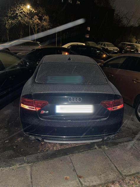 Tematinė nuotrauka: trys automobiliai, keliaujantys po įspūdingą kraštovaizdį