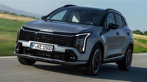 Infografika, iliustruojanti kaip veikia Kia Sportage LFA 2 sistema su kelio žymėjimais ir aplinkinėmis transporto priemonėmis