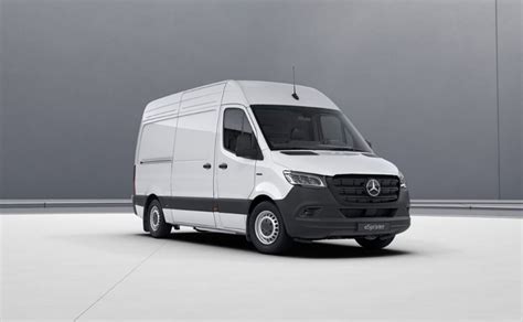 Nuotrauka su „Mercedes-Benz eSprinter“ įkrovimo stotelėje