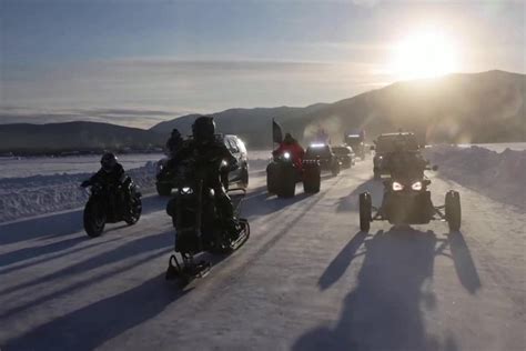 Motociklininkas ant užšalusio Baikalo ledo