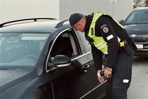 Mažeikių rajono policijos pareigūnai sustabdo įtartiną automobilį reido metu
