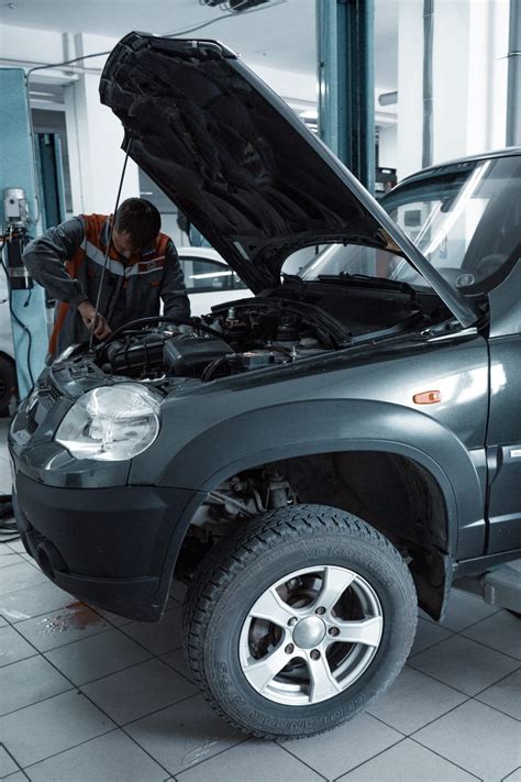 Mechanikas atlieka automatinės pavarų dėžės diagnostiką
