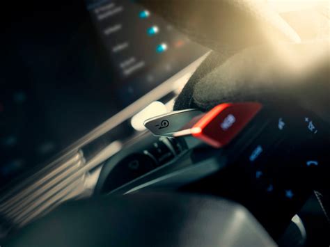 Iliustracija, vaizduojanti išmanųjį telefoną, kuriame atvaizduojama Mercedes-Benz automobilio valdymo sąsaja