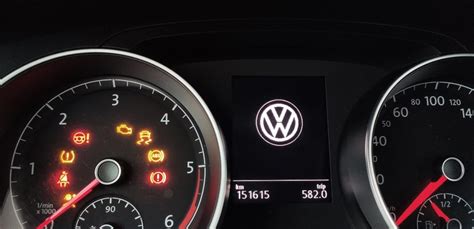 Užsidegusi Check Engine lemputė automobilio prietaisų skydelyje