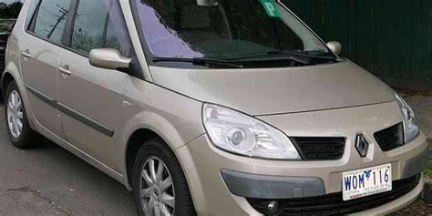 Infografika: kaip keisti Renault Scenic 2 numerio apsvietimo lemputę