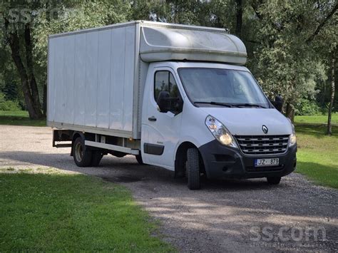 Nuotrauka su Renault Master furgonu, gabenančiu keltuvą
