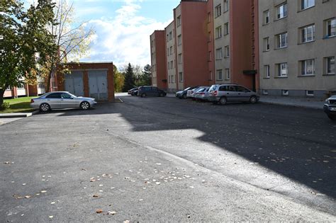 Teminė nuotrauka apie daugiabučių kiemus ir tvarką