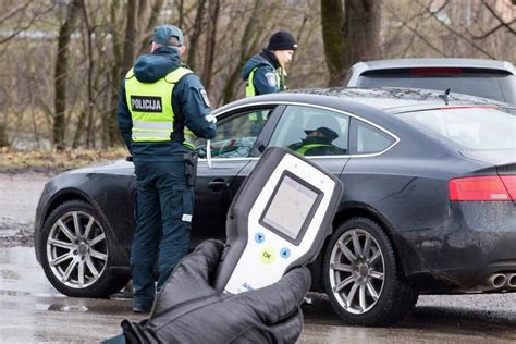 nuotrauka, vaizduojanti automobilio pažeidimus po avarijos