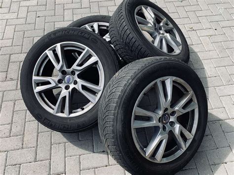Volvo V50 su gamyklinio dydžio padangomis ir ratlankiais