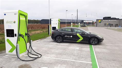 Infografika apie elektromobilių įkrovimo stotelių tinklą Lietuvoje