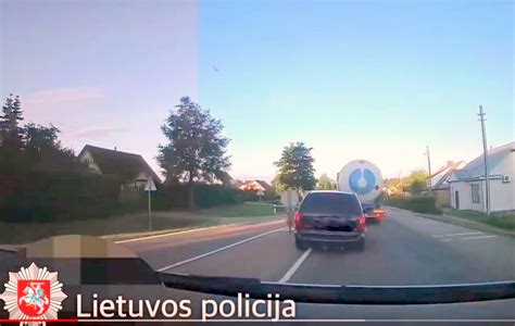 policijos automobilis sustabdęs automobilį su neblaiviu vairuotoju