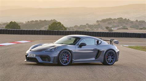 Porsche 718 Cayman interjeras su individualizuotomis detalėmis