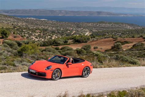 Porsche 911 Carrera S Cabriolet su Lava Orange spalva
