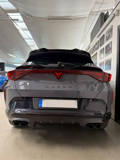 Automobilis su pilnu kėbulo aptraukimu, pavyzdžiui, kamufliažine plėvele