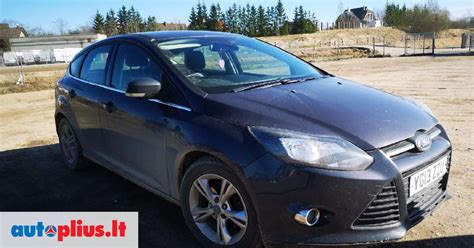 Modernus Ford Focus automobilis gatvėje