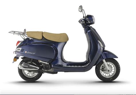Teminis retro stiliaus motoroleris mieste